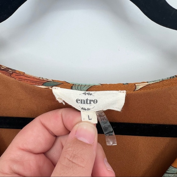 Entro Tan V-Neck Pleated Floral Dress Size Large - Picture 6 of 13